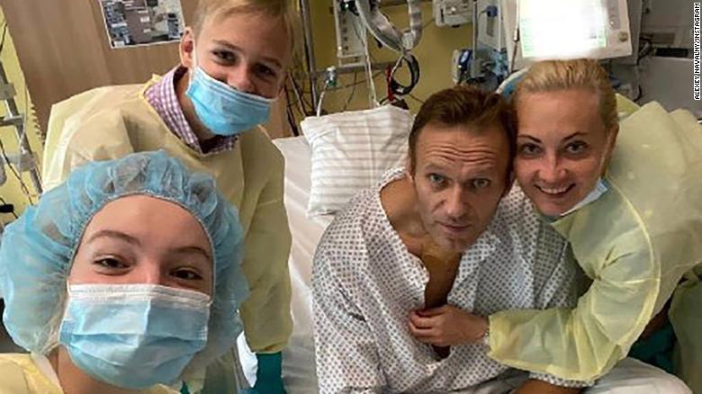 Alexei Navalny with his wife and children at the hospital in Berlin